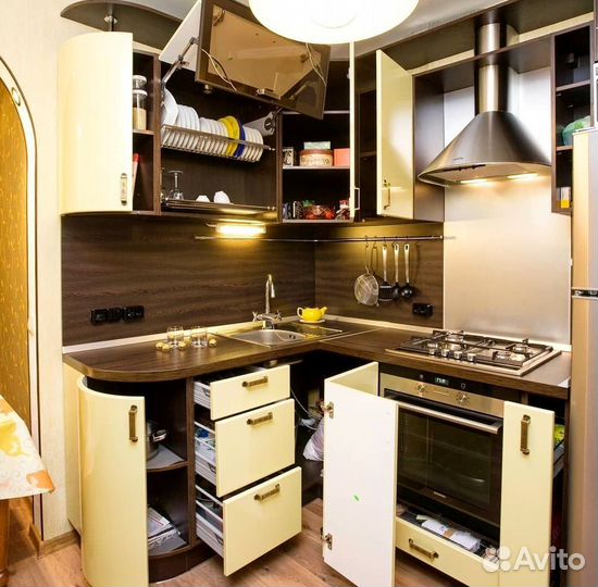 Угловой кухонный гарнитур современный