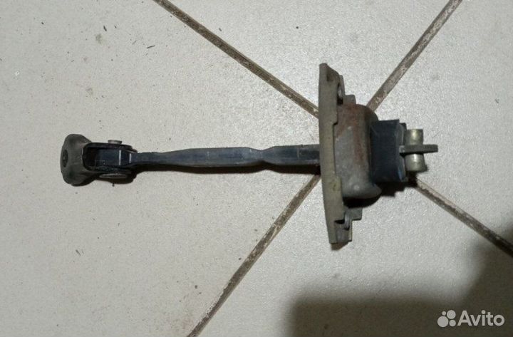 Ограничитель двери задний правый Toyota Rav4 XA20