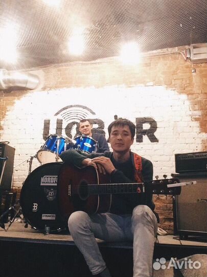 Музыкант-гитарист