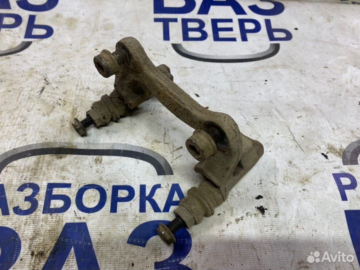 Скоба суппорта задняя Пассат Б5