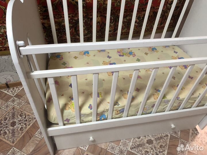 Детская кроватка с маятником и ящиком