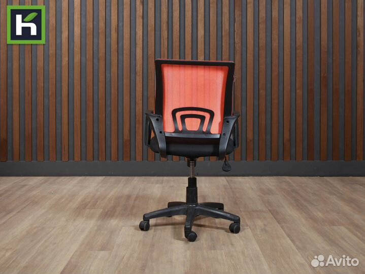 Офисное кресло на колесиках