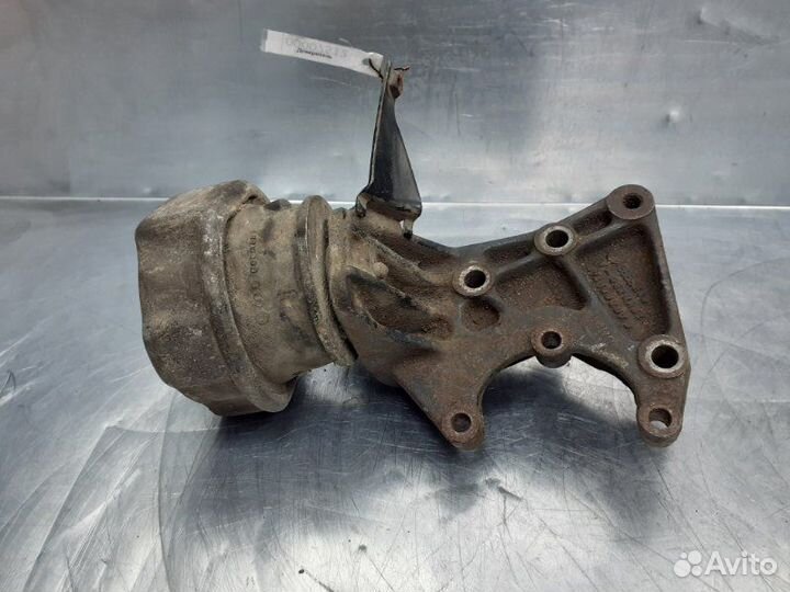 Кронштейн двигателя правый Volkswagen Transporter