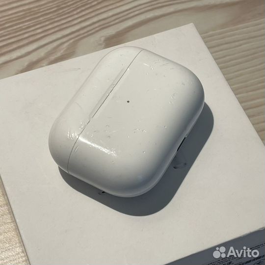 Apple airpods pro wireless charging case