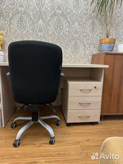 Письменный стол и кресло