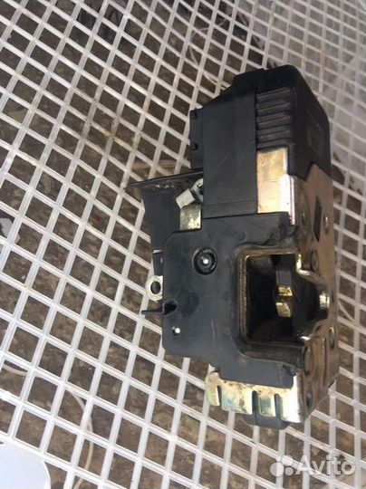 Замок двери передней правой Опель Вектра Б