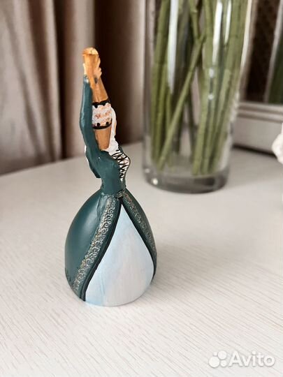 Сувенирная статуэтка-колокольчик