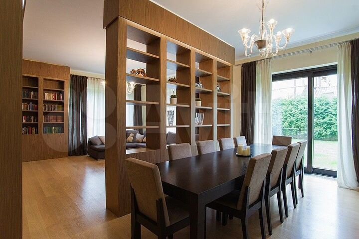 Дом 680 м² на участке 9 сот.