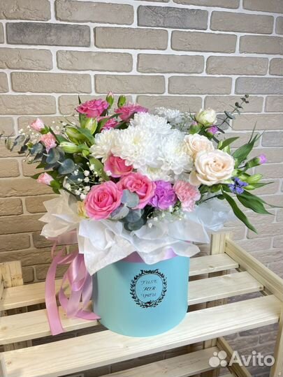 Композия из живых цветов в шляпной коробке Тиффани