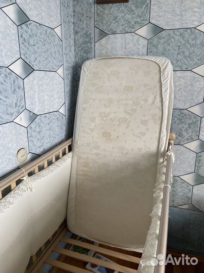 Детская кроватка с маятником