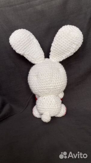 Вязанный кролик-символ 2023 года