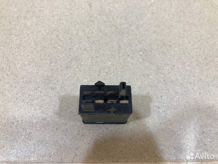 Кнопка аварийной сигнализации Audi 100 C4 1991-199