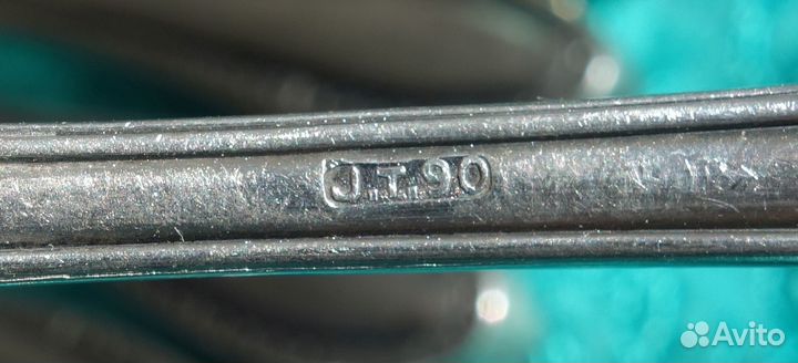 Набор старинных серебряных ножей, ложек и вилок