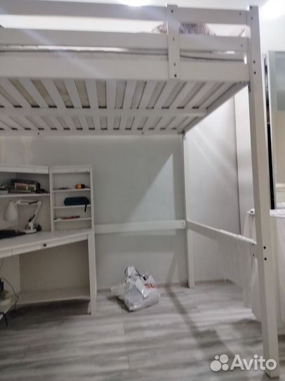 Кровать и стол