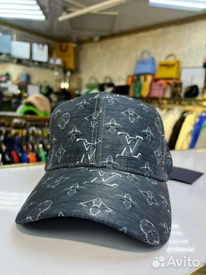 Брендовая бейсболка