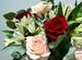 Розы, альстромерии и эвкалипт в шляпной коробке