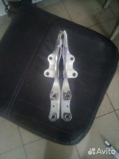 Hyundai Elantra петля левая правая капота 2019г