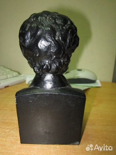 Бюст Пушкина автор Барановская