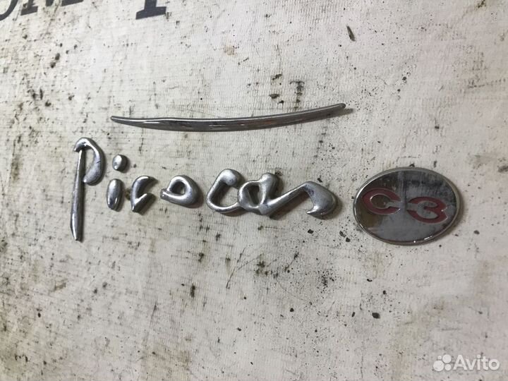 Эмблема на крышку багажника Citroen C3 Picasso