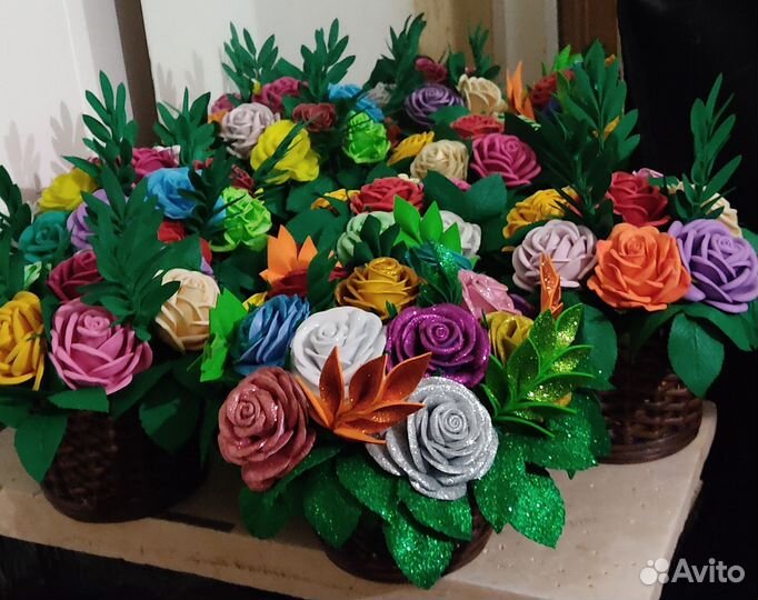 Искусственные цветы на кладбище