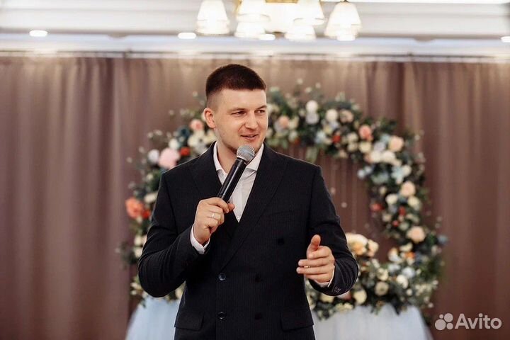 Ведущий - Певец