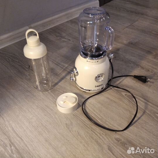 Блендер для смузи в ретро стиле