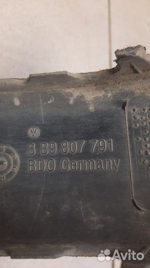 Молдинг переднего бампера правый Volkswagen Passat