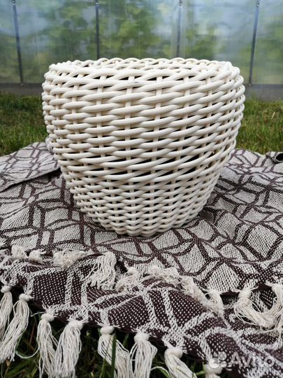 Кашпо из искусственного ротанга