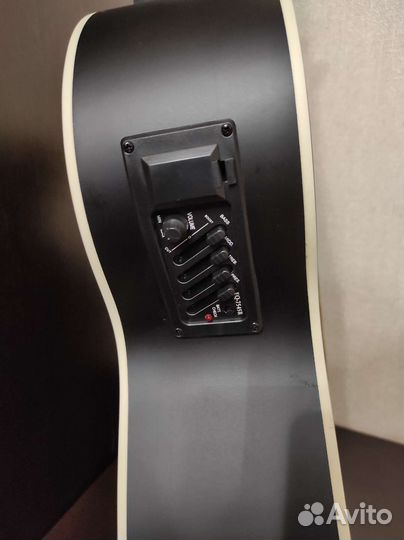 Электроакустическая гитара 000