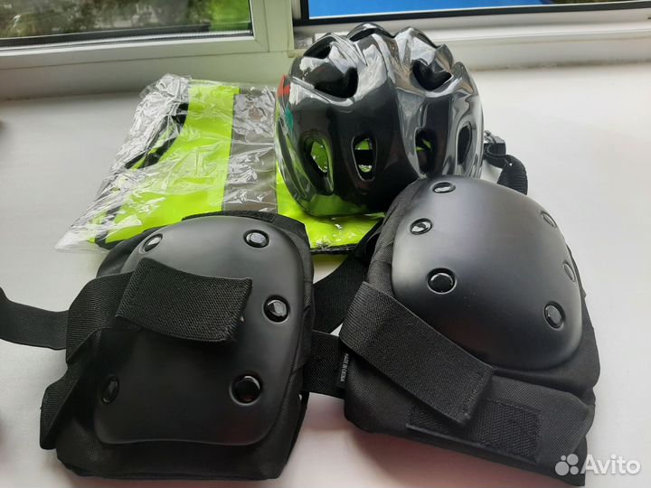 Детский шлем защитный и наколенники