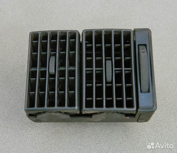 Дефлектор торпедо правый Audi 80 B3