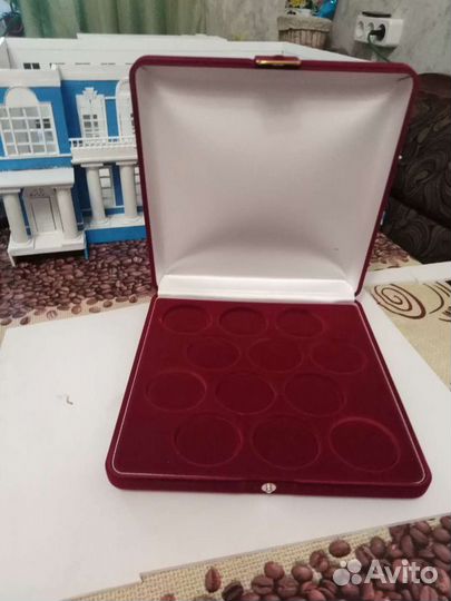 Бархатная коробка на 12 монет в капсулах, диаметр