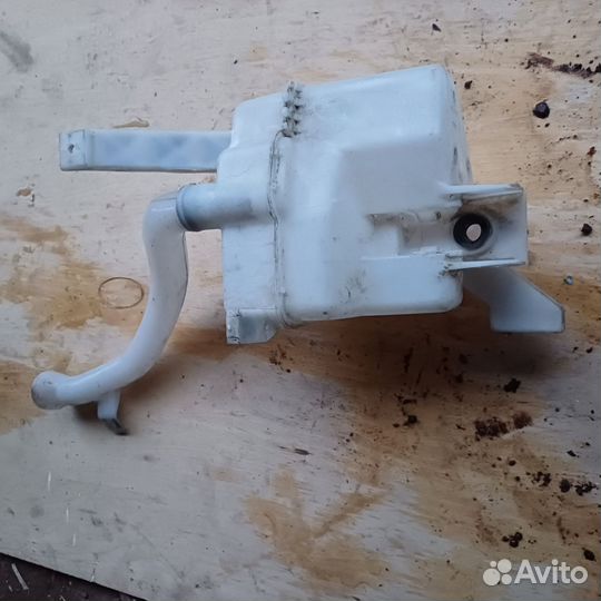 Бачок омывателя на Ниссан Ноте е11