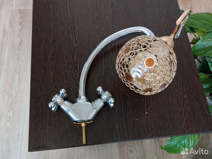 Светильник настенный и кран на кухню