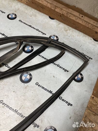 Подкапотный резиновый уплотнитель bmw e34