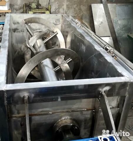 Горизонтальный смеситель с ленточной мешалкой