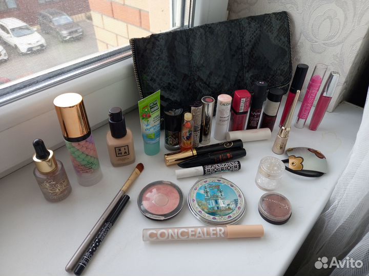 Коробка косметики и аксессуаров
