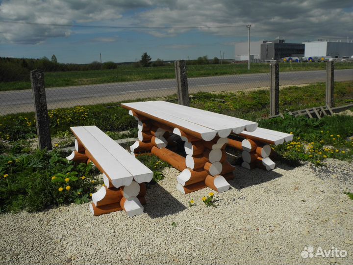 Сруб стола с лавками из бревна на дачу
