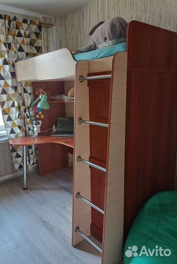 Кровать чердак со столом и шкафом для подростка