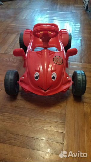Машинка на педалях