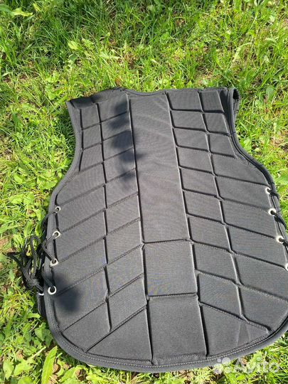 Каска и защитный желет для конного спорта