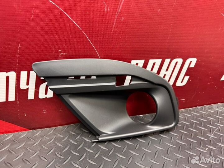 Накладка противотуманной фары передняя левая LADA