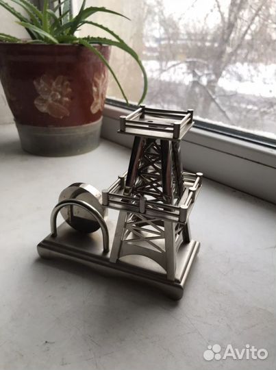 Сувенир из металла с часами