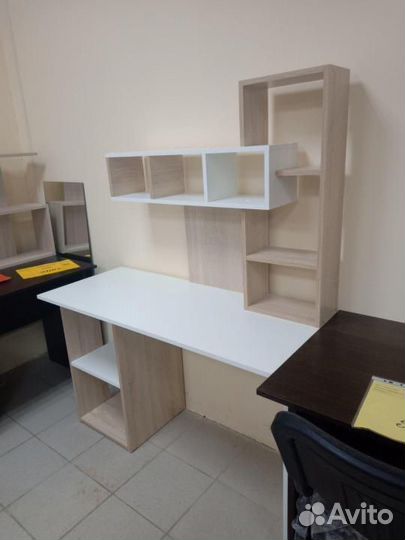 Компьютерный стол с полками