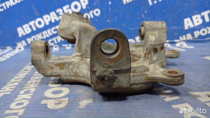 Задний левый поворотный кулак Mitsubishi Pajero 3