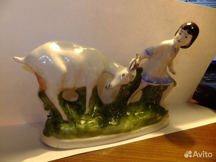 Фарфоровая статуэтка Девушка с козой СССР