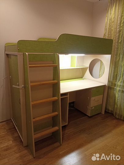 Детский уголок с кроватью и столом (без матраса)