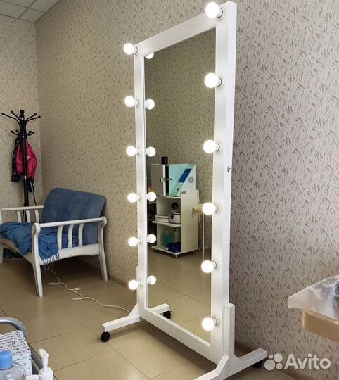 Гримерное зеркало с лампочками
