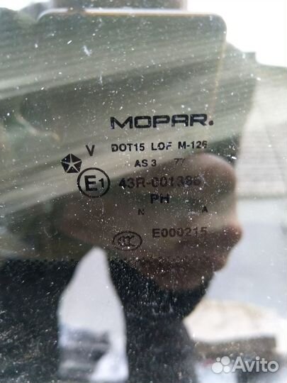 Стекло крышки багажника Jeep Grand Cherokee WK2