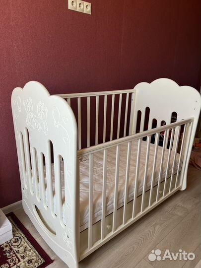 Детская кровать и пеленальный комод